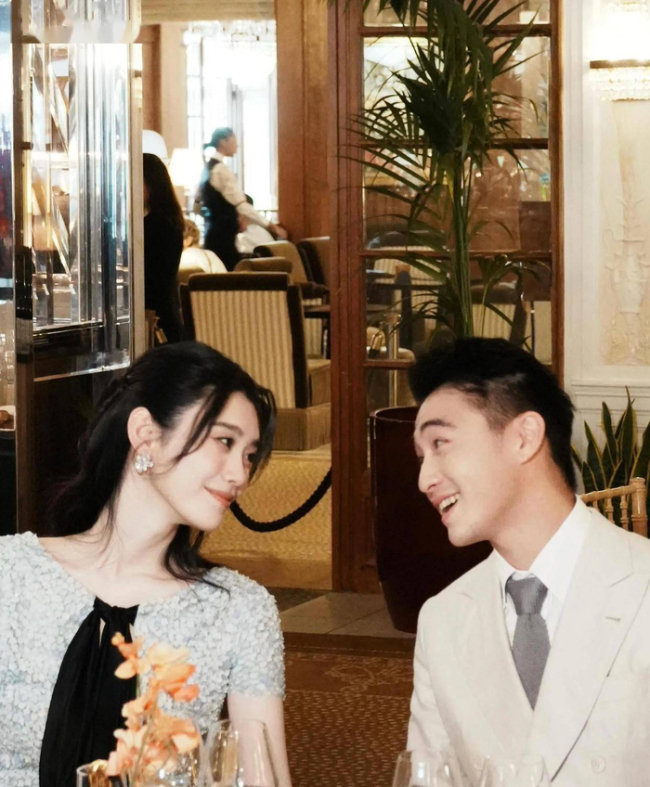 奚梦瑶何猷君婚典嘉宾曝光,泰国首富令嫒出席,小明站C位气场全开 七年应承终好意思满