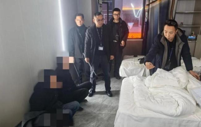 民警下班途中抓獲偷購物袋賊 網(wǎng)友：踏破鐵鞋無覓處，得來全不費工夫