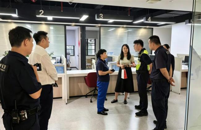 保洁员垃圾桶捡到20万金条 拾金不昧暖人心