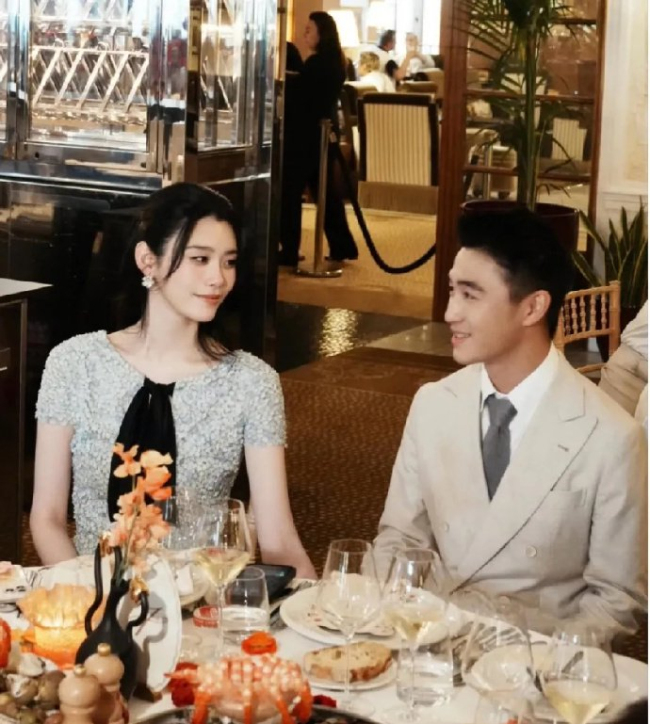 何超欣与何猷君奚梦瑶婚礼合照 星光熠熠温馨画面
