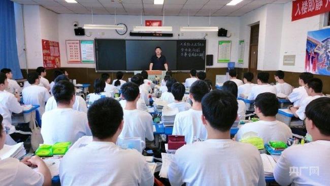 高考前的“最后一课”泪点满满 师生情深共赴未来