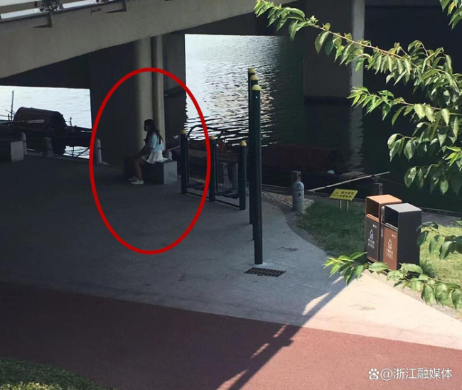 老人跳江轻生 健身教练一把拉住 的哥英勇救人