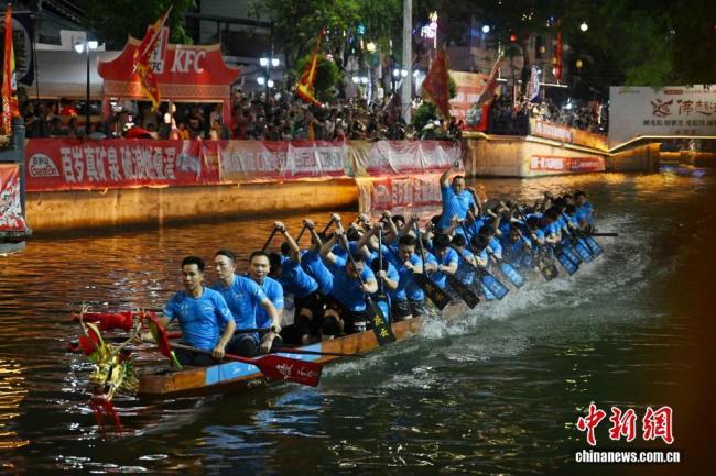 沉浸式感受佛山叠滘“龙舟漂移” 夜训精彩瞬间