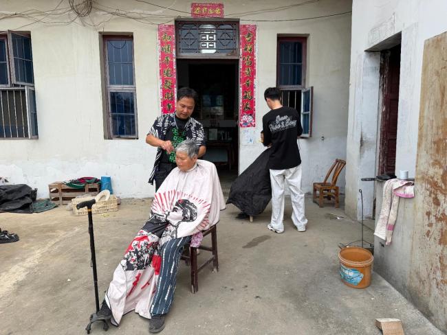小伙为超200位留守老人免费理发：老人需要被关注