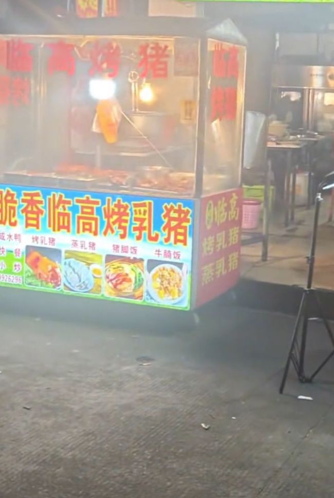 烤乳豬店攤架驚現(xiàn)老鼠嗅食 衛(wèi)生問題引關(guān)注