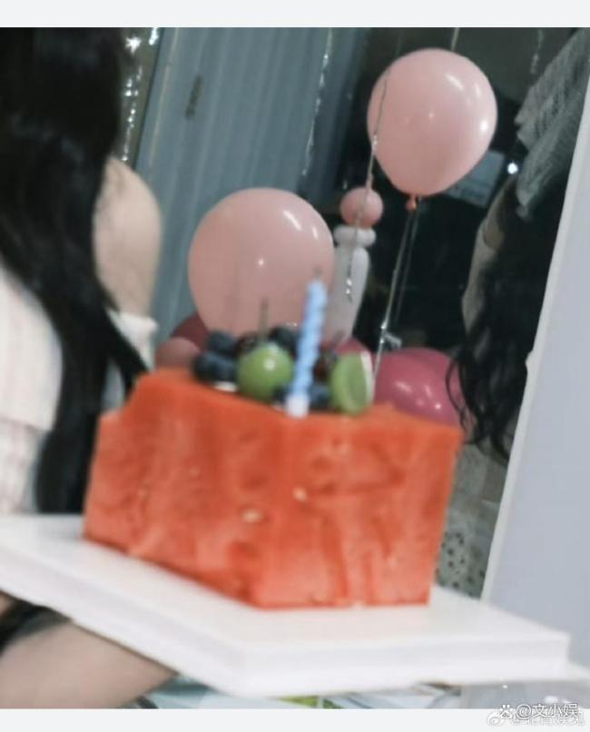 迪丽热巴如愿收到了方形西瓜蛋糕 34岁的甜蜜愿望
