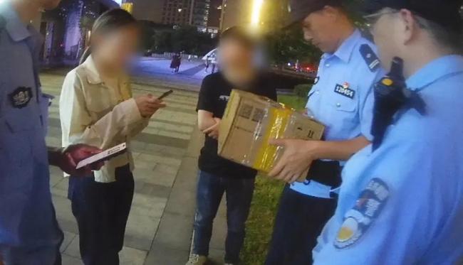 姑娘一口气买5部新手机，总价8.3万多元！店员报警