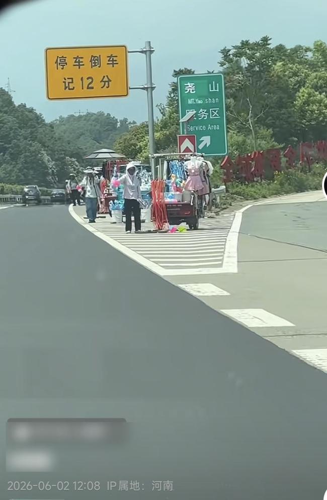 當(dāng)?shù)鼗貞?yīng)“攤販揮舞水瓢攬客” 已現(xiàn)場查看未發(fā)現(xiàn)