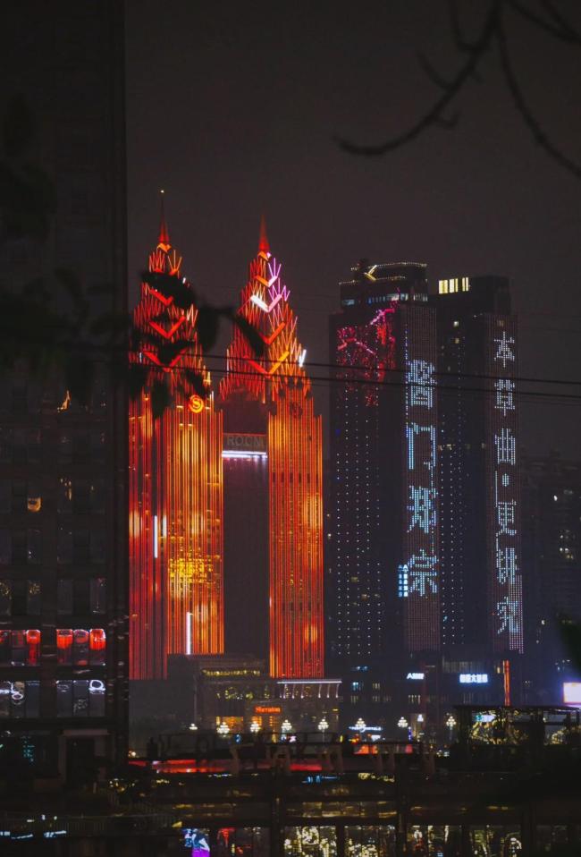 沈月李嘉琦重庆落地签 从街头玩法到全国热梗