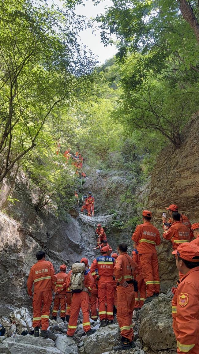 一家被困京西野山4天 近300人搜救 深山营救始末