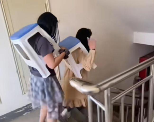 女子玩“塑料凳挑战”被困 闺蜜不信邪也试双双求助消防