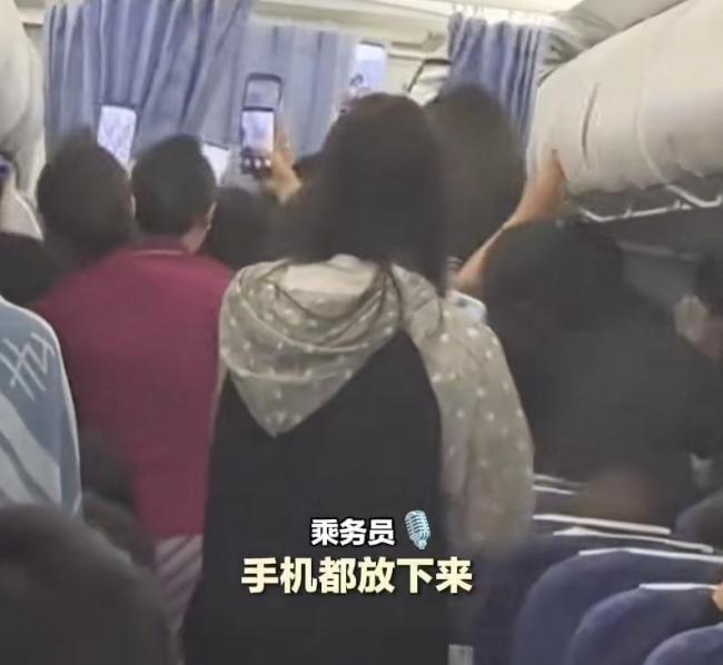 粉絲涌入頭等艙拍藝人空姐大喊冷靜 航班未停穩(wěn)粉絲圍堵