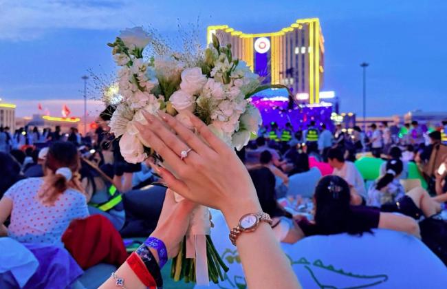 男生策劃求婚遭女友反向求婚 雙向驚喜感動全場