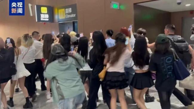 粉丝涌入头等舱拍艺人空姐大喊冷静 航班未停稳粉丝围堵