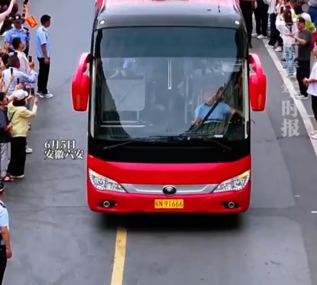 毛坦厂中学万人出征送考名场面再现 91666车牌寄托美好祝愿 