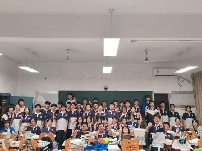 老师送别高三学生还没开口就已哽咽 青春摆渡人泪别首届毕业生