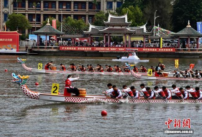 海峡两岸龙舟赛在厦门开赛 龙舟集美行·两岸一家亲