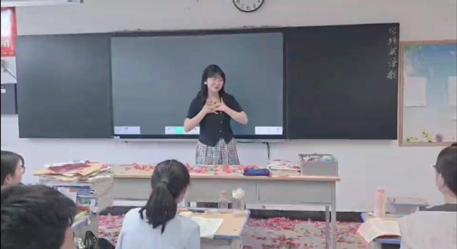 高三班學生誦讀名篇向老師鞠躬致謝 師生情深感動網(wǎng)絡