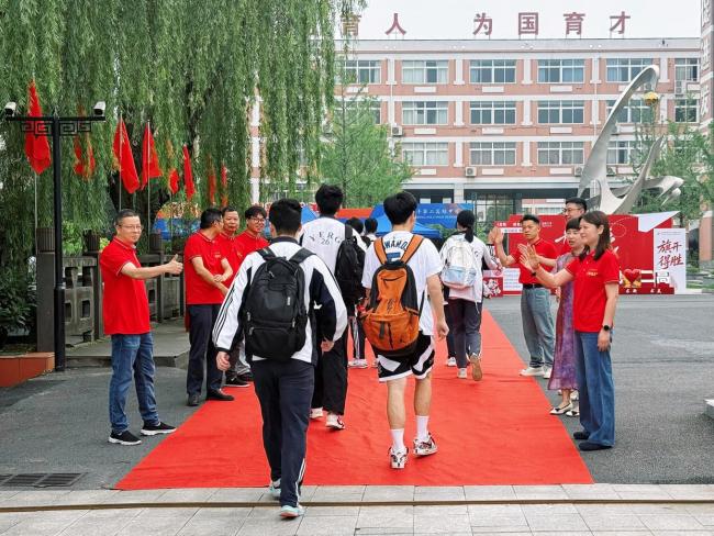 杭二中考点第一个出来考生评语文卷 考场内外温情满满
