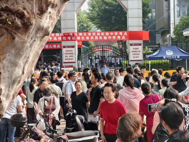高考数学结束 不同考生体验各异