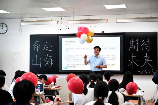 數(shù)學(xué)老師考點(diǎn)外為學(xué)生上最后一課 溫情寄語送祝福