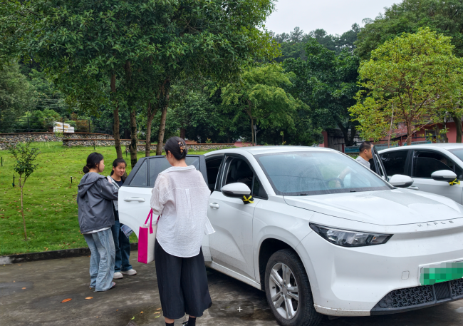 網(wǎng)約車司機(jī)求助后交警急速護(hù)送考生 愛心車隊(duì)護(hù)航高考
