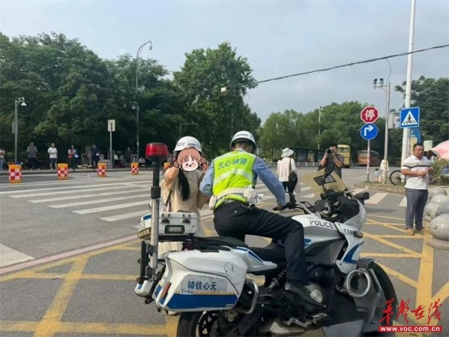 長(zhǎng)沙交管出動(dòng)無(wú)人機(jī)在考點(diǎn)護(hù)考 科技賦能守護(hù)考生