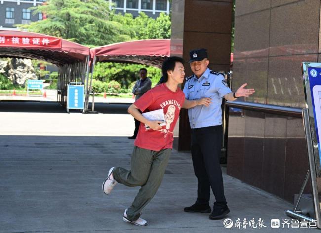 考生出考場(chǎng)自信十足 首科考試順利結(jié)束