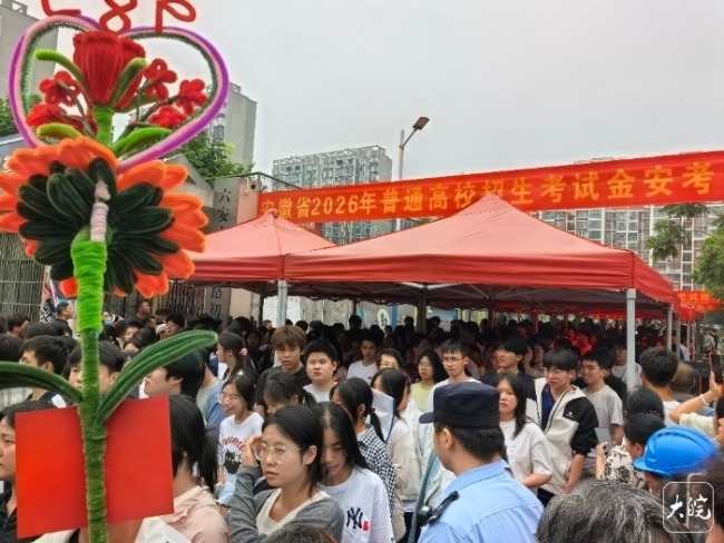 妹妹高举向日葵迎接姐姐出考点 温馨一幕感动众人