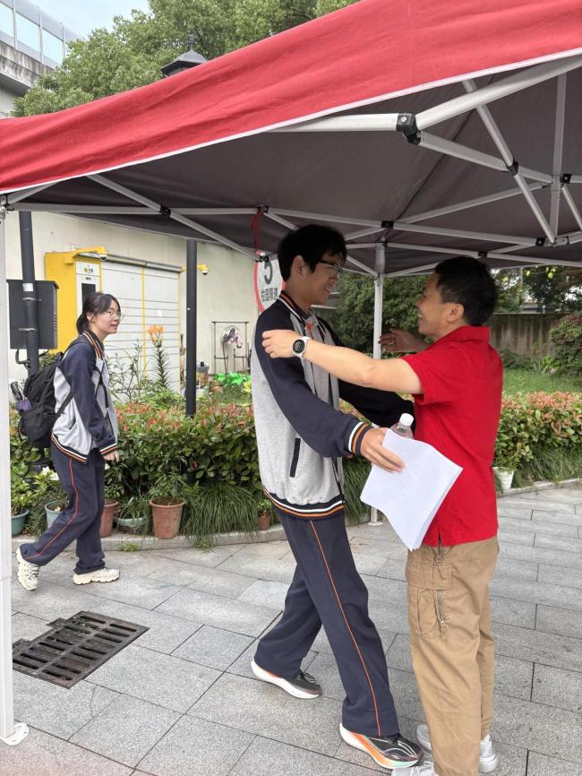 杭二中考點第一個出來考生評語文卷 考場內(nèi)外溫情滿滿