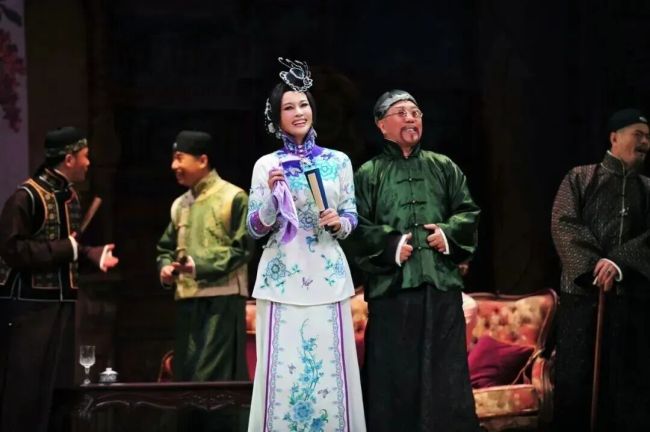 刘晓庆演话剧《风华绝代》后跪谢观众 传奇再现舞台