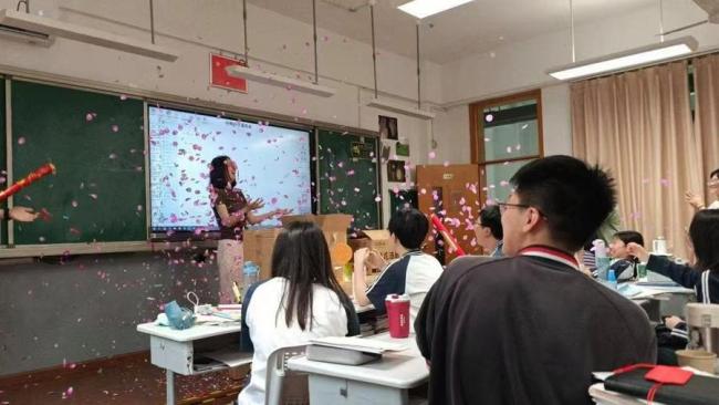 00后班主任感慨:7年前我在這里高考 故地重游傳遞好運