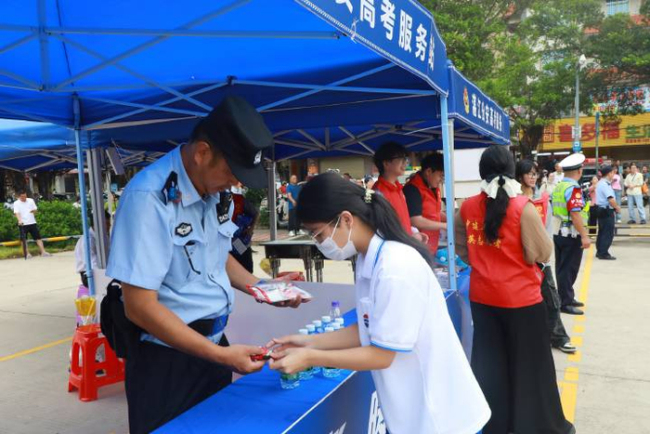 考生被困家中 民警破門護(hù)送赴考 愛心接力助夢飛翔
