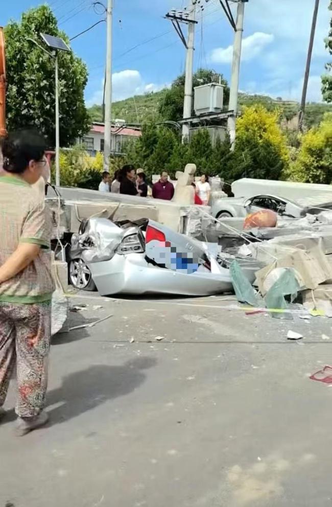 山西一牌樓倒塌壓扁兩轎車 挖掘機(jī)施工不慎所致