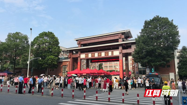 哥哥帶弟弟感受考場氛圍 為考生加油鼓勁