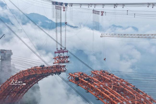 贵州六盘水：安盘高速公路六车河特大桥建设正酣