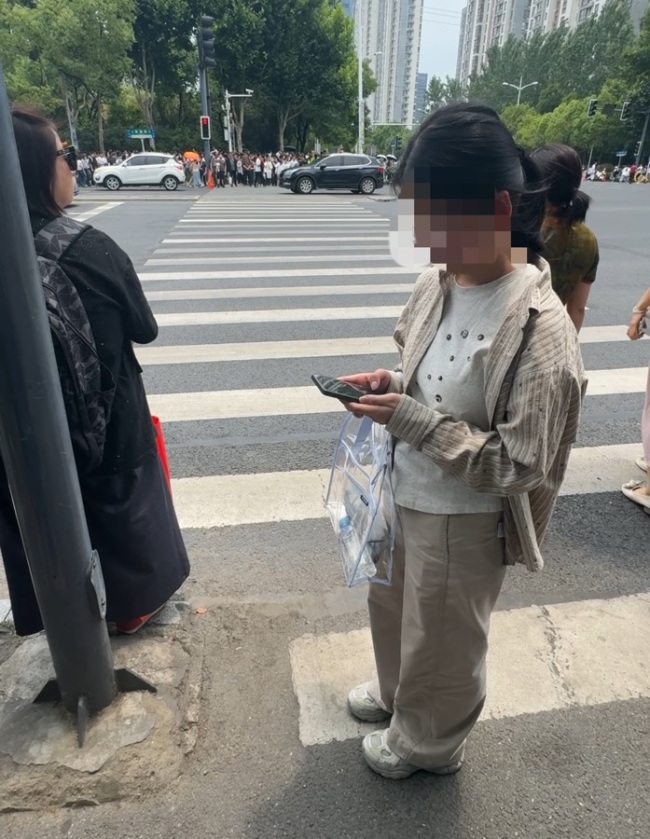 連續(xù)兩年有考生向記者借手機(jī)