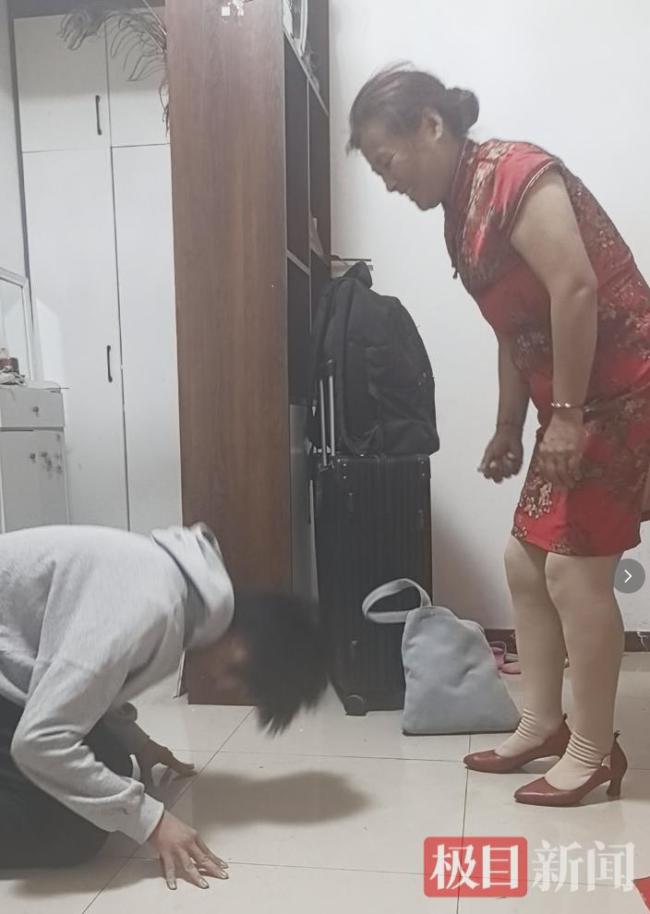 18年前雨夜被撿的棄嬰考后跪謝養(yǎng)母 感恩養(yǎng)育之恩