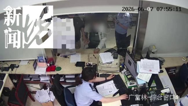 送考家长称全家都起晚了