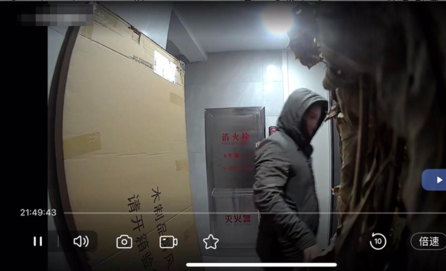 嫌犯曾向女主播臥室潑強(qiáng)腐蝕溶液 多次報(bào)復(fù)未遂終釀悲劇