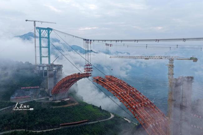 貴州六盤水：安盤高速公路六車河特大橋建設(shè)正酣