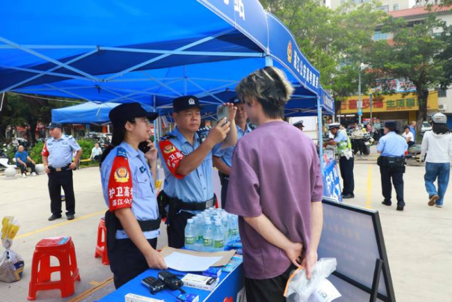 考生被困家中 民警破门护送赴考 爱心接力助梦飞翔