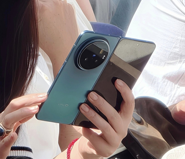 朱珠法网曝光vivo新折叠 提前上手引发热议