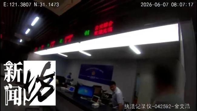 送考家長稱全家都起晚了 尷尬一幕再現(xiàn)考場外