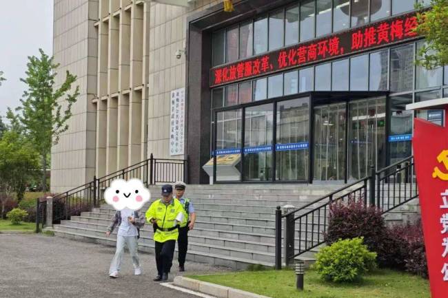考生身份证掉厕所被冲走!民警“救场”