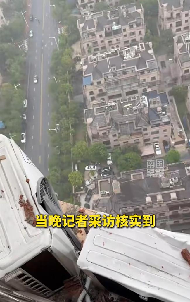 小區(qū)樓頂遭雷擊磚頭掉落一地 強(qiáng)對流天氣引發(fā)事故