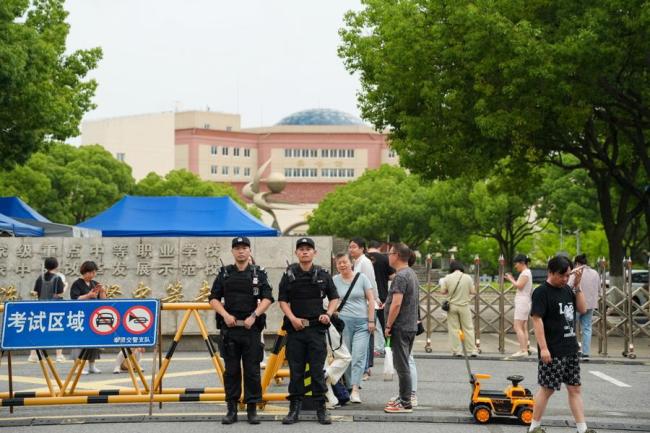 开考仅剩9分钟考生发现忘带身份证 民警疾驰助考生准时入场