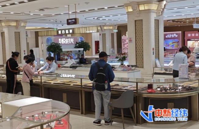 金价大跌有人抄底48根金条