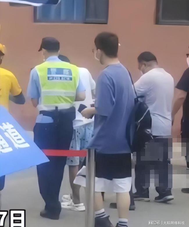 高考场外名场面!男孩怯场被“抬”进高考考场