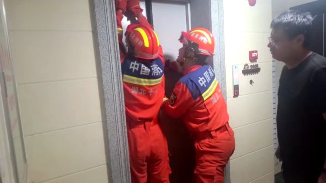 考生被困電梯考前15分鐘進校